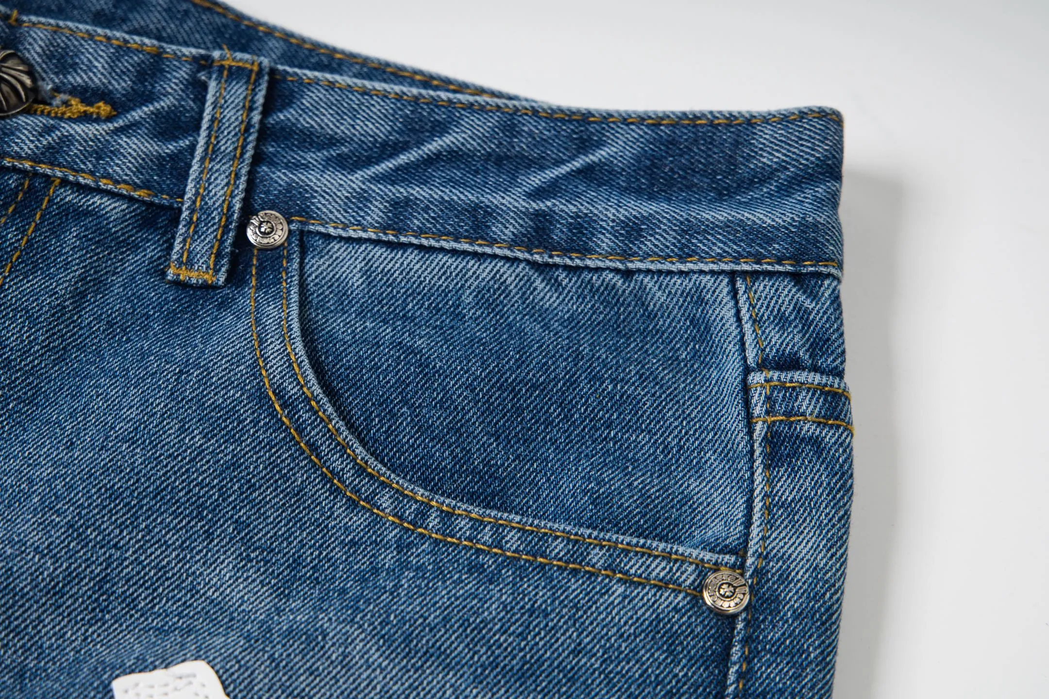 P240 💰 (Top version) Chrome Hearts Jeans Blue Library and White Leather It is well known that chromehearts jeans will use vintage Levis jeans as the base for creation. They usually add their own unique silver buckles and silver ornaments, plus leather embellishments. This is the reason why the value of these vintage jeans doubles, because the base is vintage jeans, and the jeans themselves have been very soft and comfortable after years of baptism. This can be distinguished from ordinary jeans. Regarding the size, you should also refer to the pants data. Color: blue Size: 28-30-32-34-34 (corresponds to S-M-L-XL-XXL)